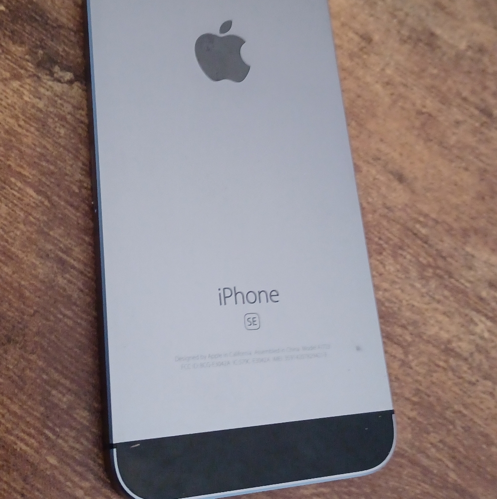 Apple iPhone SE Model 1723 64G Space Grey/Black Model MLM62VC/A Unlocked - Picture 6 of 9